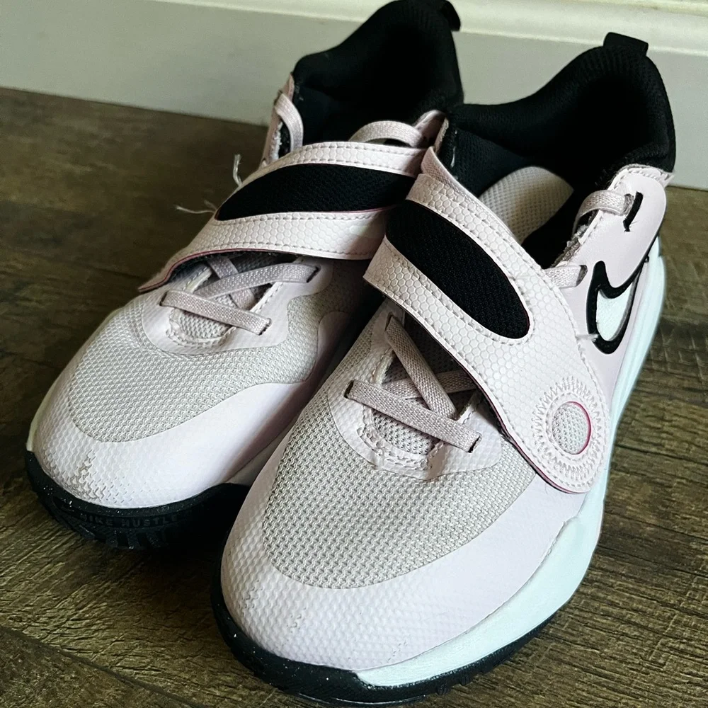 Nike team hustle d11 girls light pink basketball shoes size 2‎ and knee pads